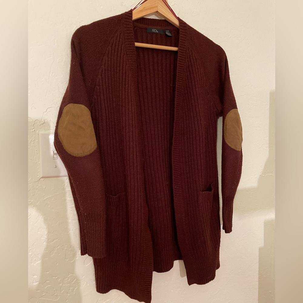 🔥 RDI Small Maroon cardigan with tan elbow patches. GUC.